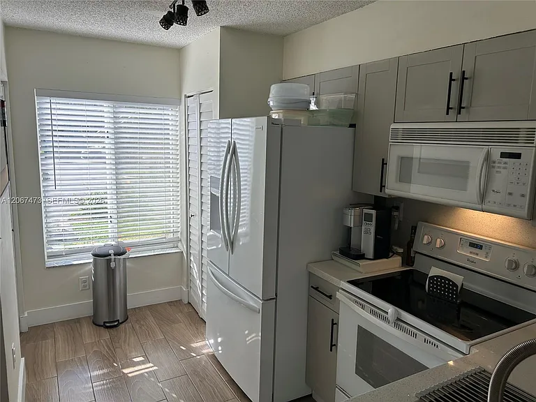 128 Riviera Cir #128 — Photo 6