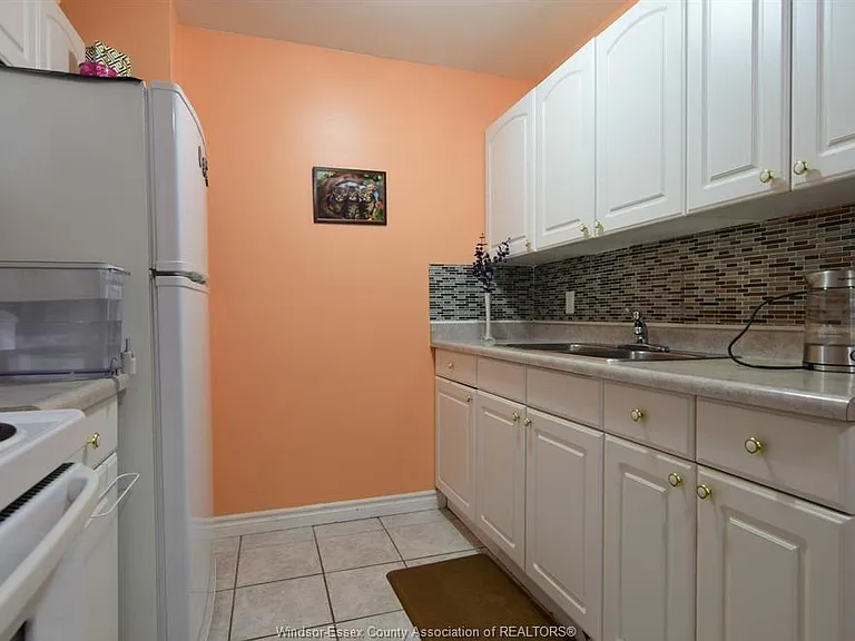 5468 Lassaline Ave — Photo 8