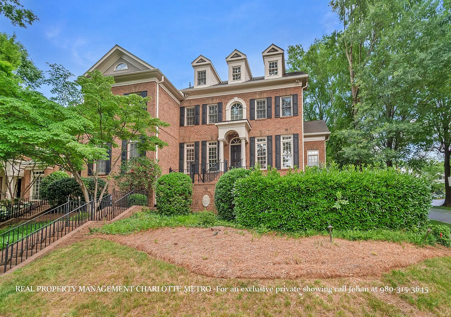 Luxurious 4 Bedroom, 5.5 Bathroom Townhome on Prestigious Queens Road. — Photo 4