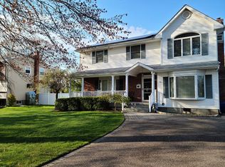 233 Marilynn St, East Islip, NY 11730
