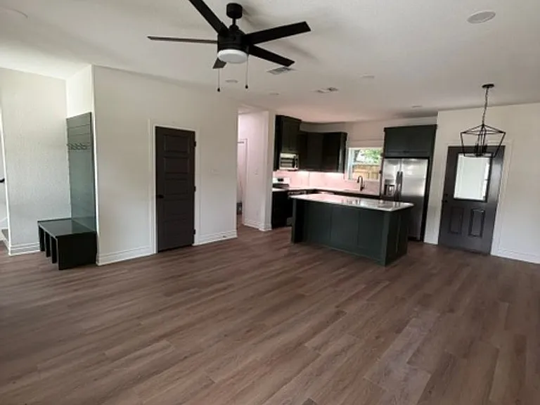 307 Live Oak St — Photo 2