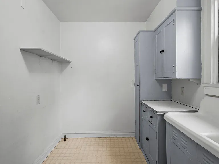 833 Midland St — Photo 15