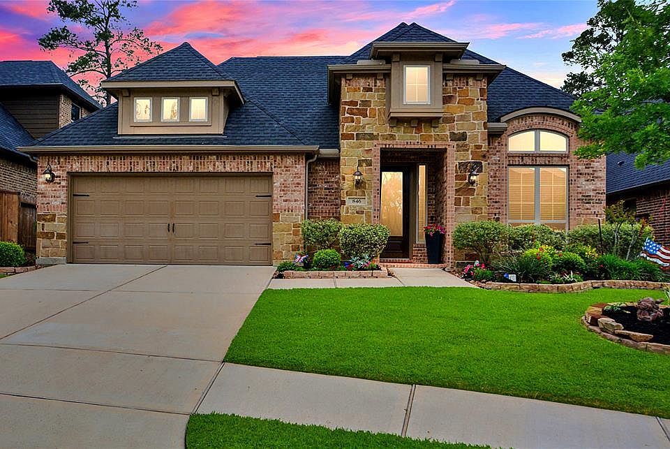 Welcome home to 846 Evergreen Meadows in the master planned gated community of Woodtrace in Pinehurst, Texas.