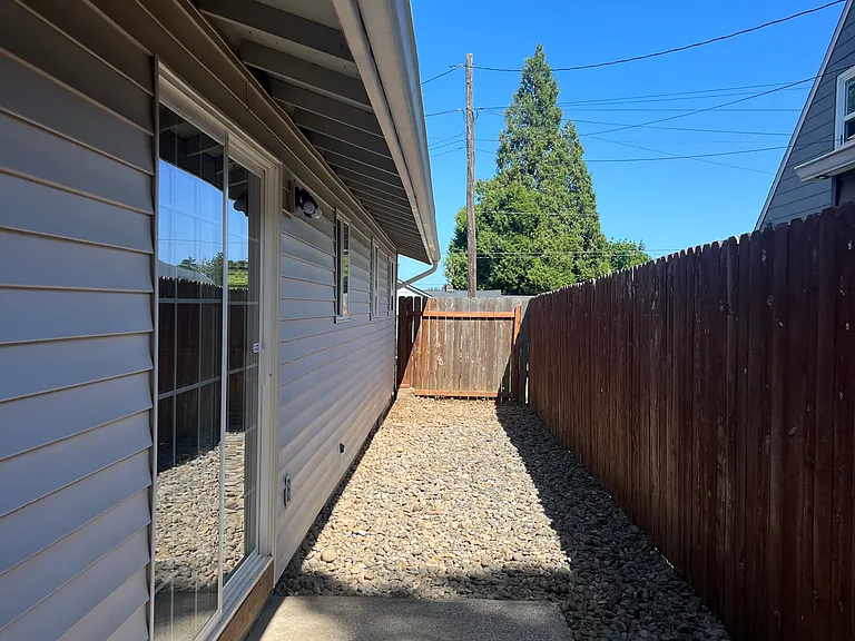 925 SW Birch St — Photo 3
