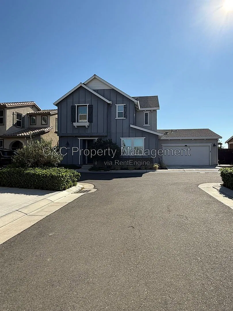 4 bed, 3.0 bath, 2150 sqft, $3,200 — Photo 2