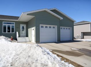 1924 28th St SW, Minot, ND 58701