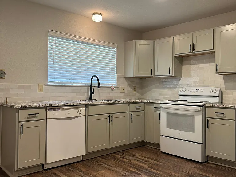 114 Pinebrook Pl #B — Photo 3