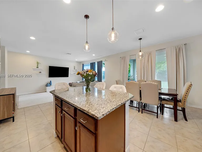 932 Banyan Dr — Photo 8