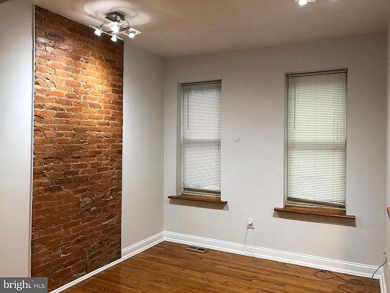 327 Point St — Photo 2
