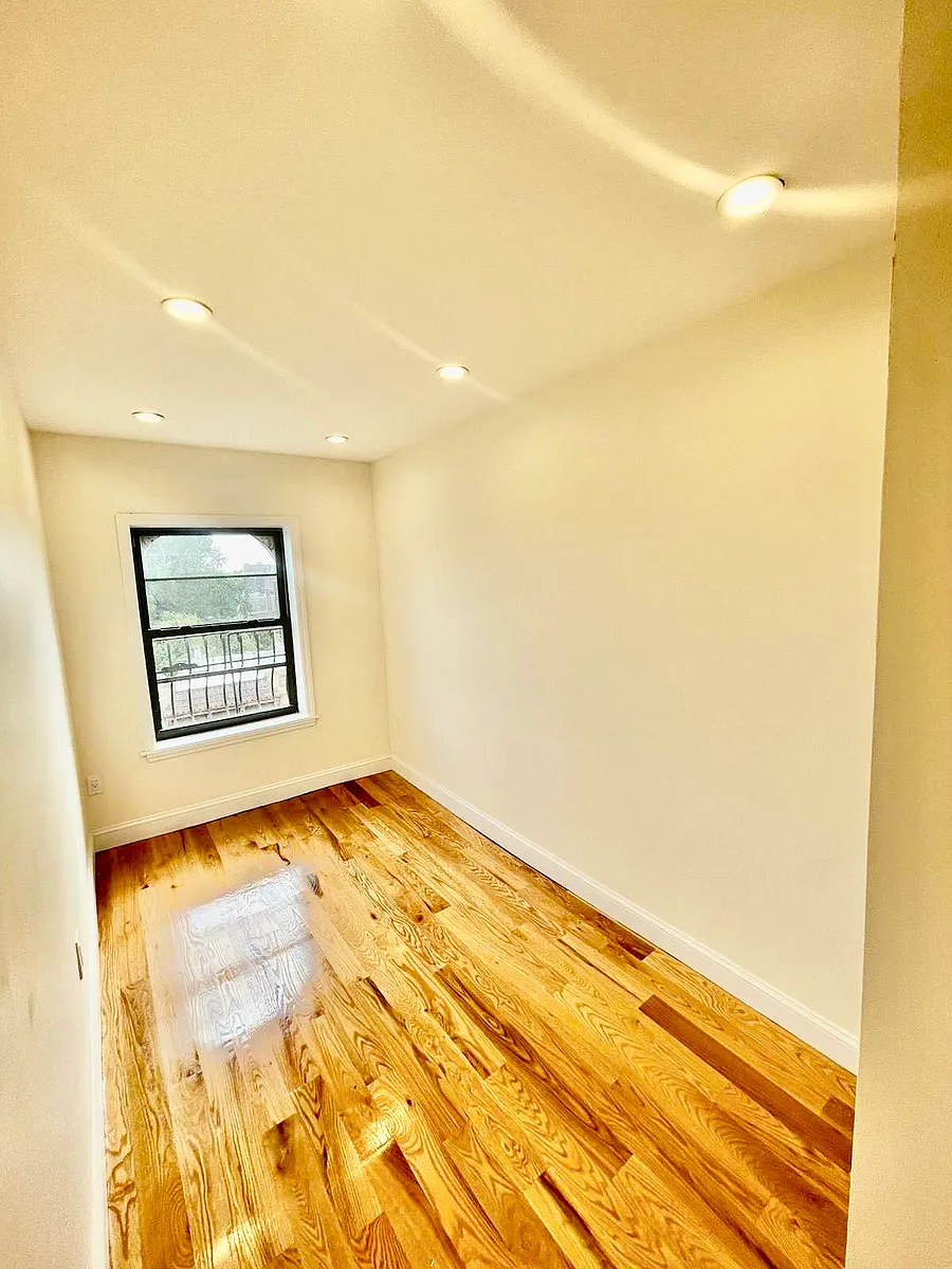 Building Photo - 24 Rogers Ave #4G