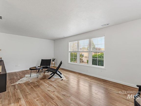 5th image of 1063 E Victory Rd
