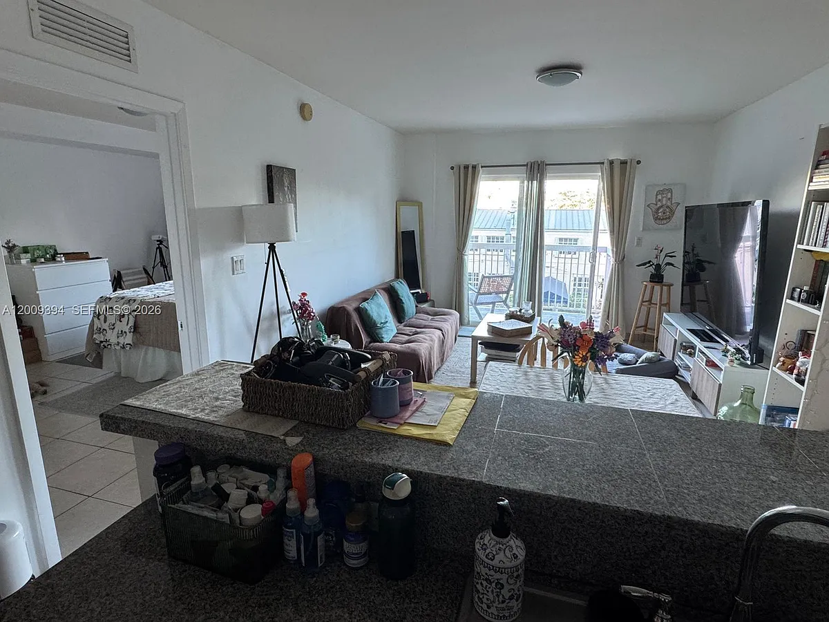 Building Photo - 2740 SW 28th Ter #305