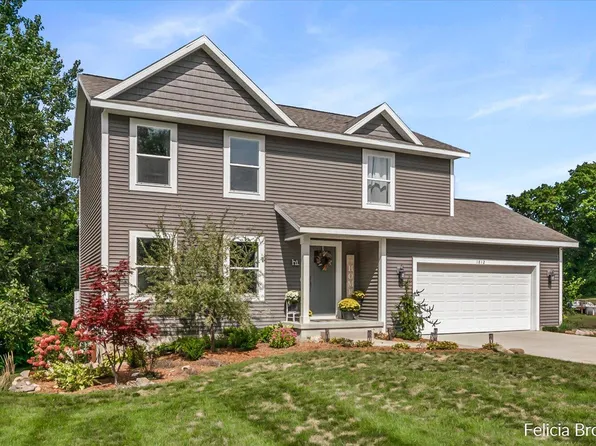 1812 Pine Bluff Dr, Hastings, MI 49058