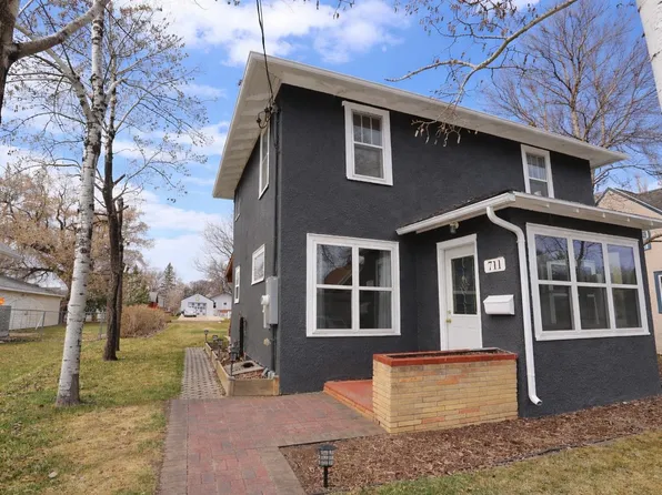 711 10th St NW, Minot, ND 58703