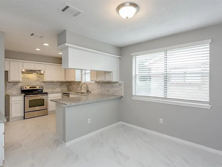 2715 Colony Dr — Photo 7
