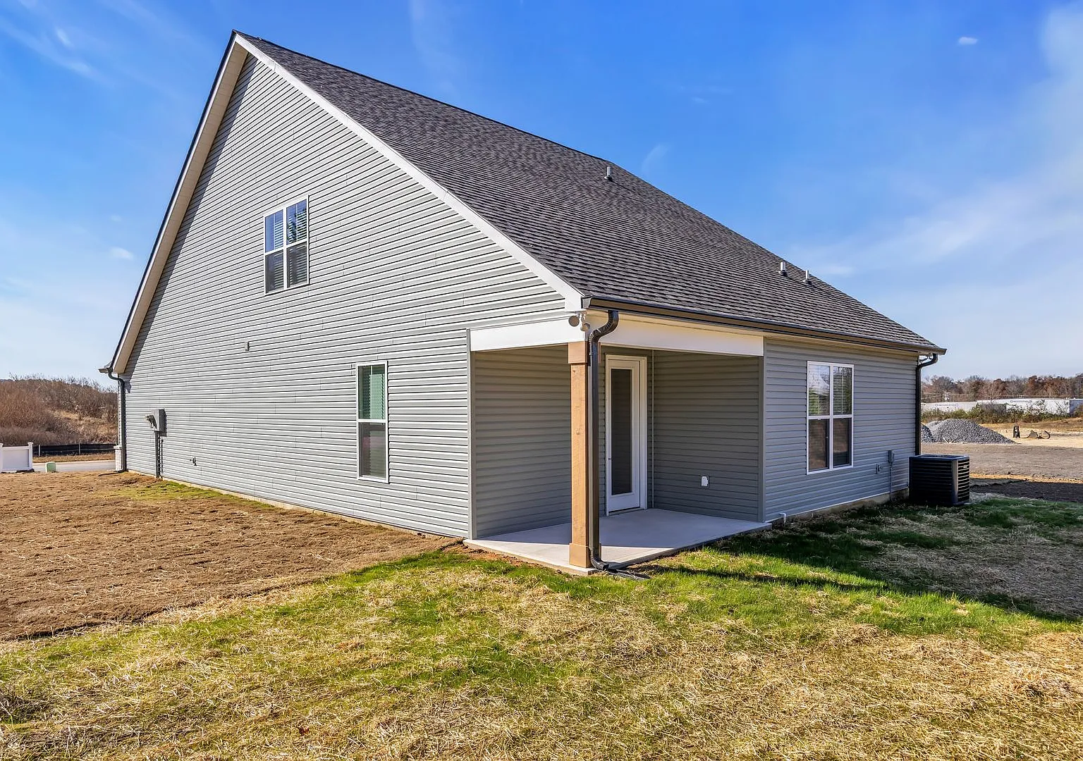 Spacious & Sunlit Daisy Floor Plan | Dual Suites + Oversized Bonus Loft in James Creek — Photo 2