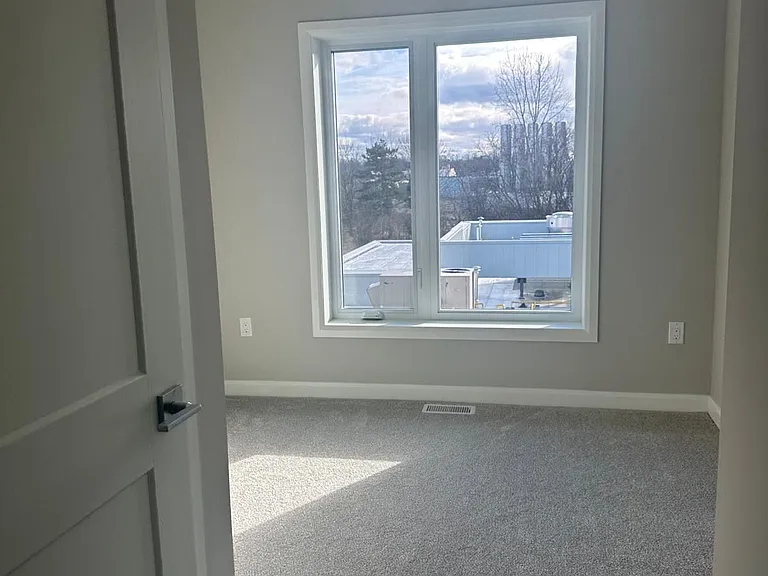 708 Woolwich St #212 — Photo 4