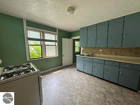 5th image of 817 N Simon St