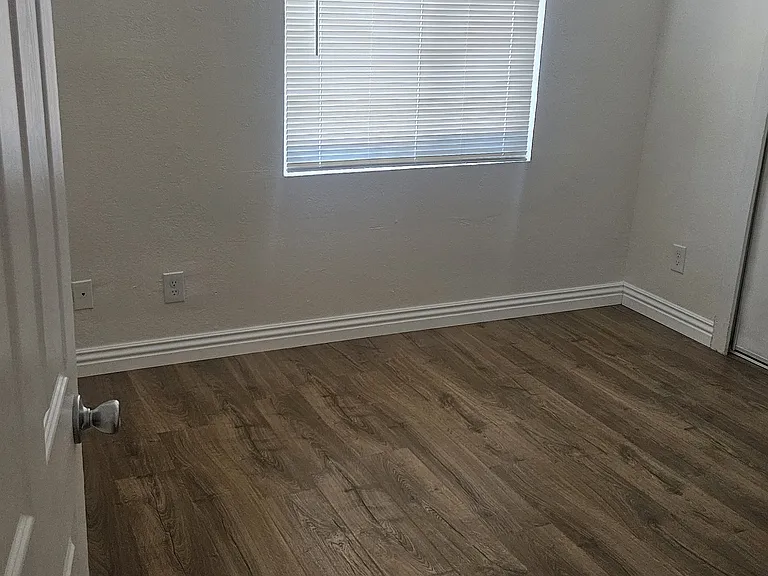 16427 Cajon St — Photo 11