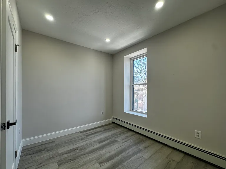 90 Hammond St #4F — Photo 6