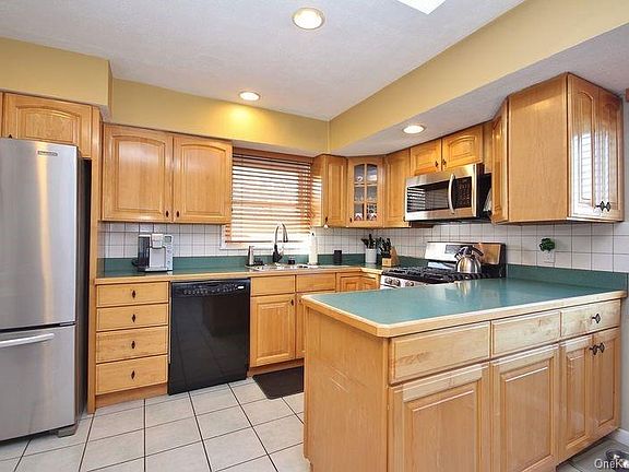 3rd image of 9 Hirsch Dr