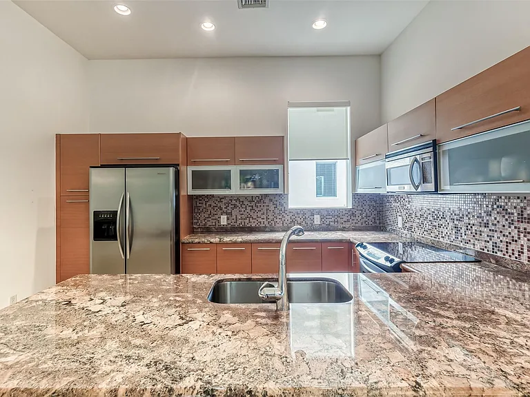727 NE 4th Ave — Photo 13