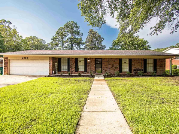 2208 Heron Dr, El Dorado, AR 71730