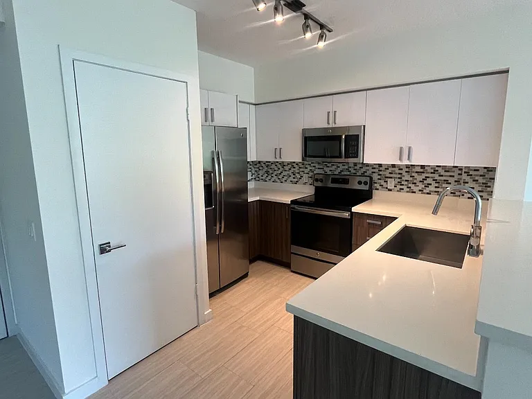 445 NE 39th St #316 — Photo 4