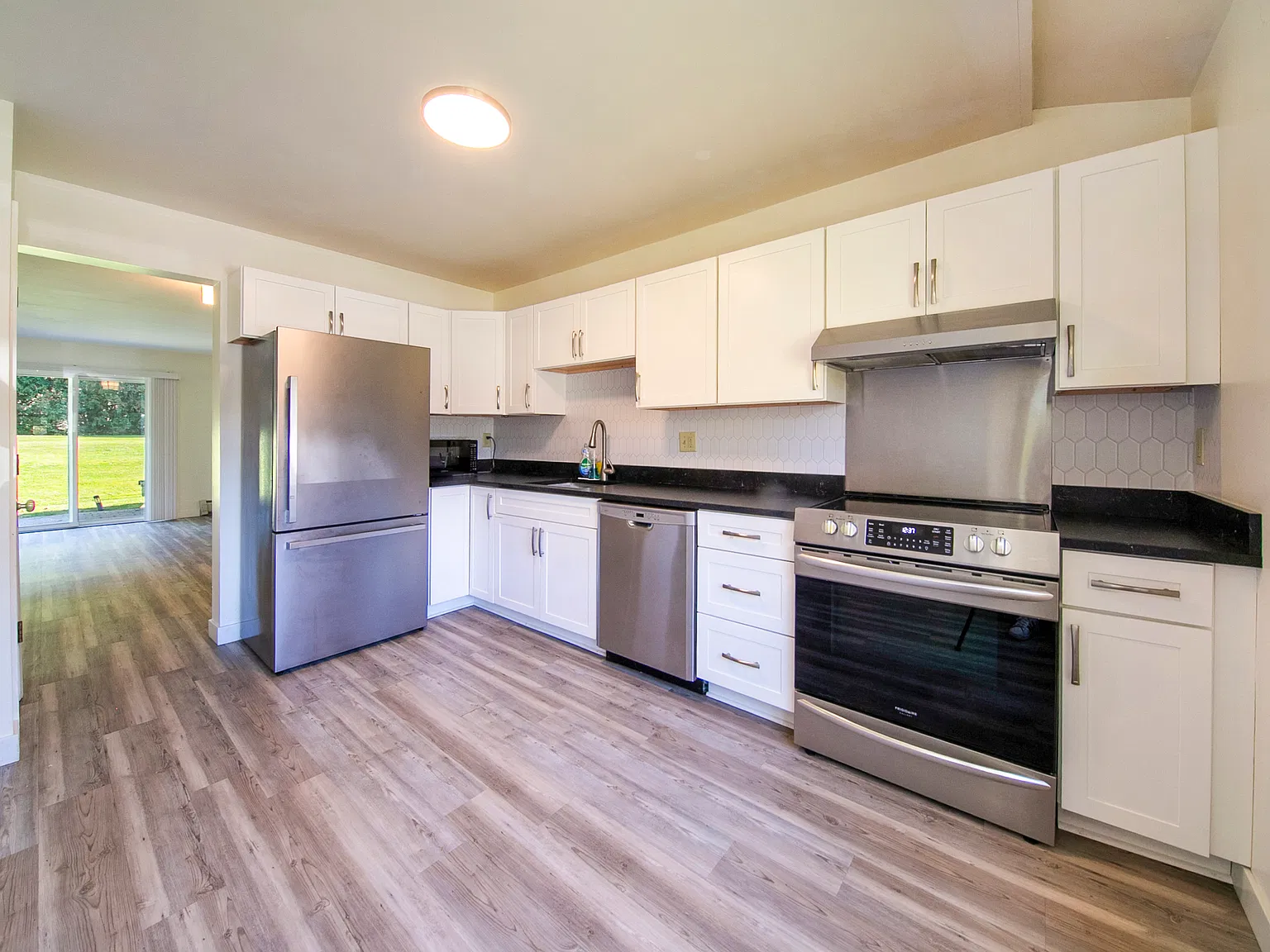 3 bed, 1.5 bath, 1302 sqft, $3,150 — Photo 2