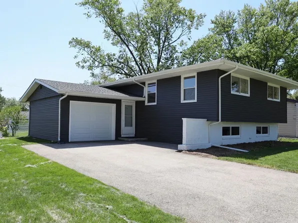 2541 75th St, Woodridge, IL 60517