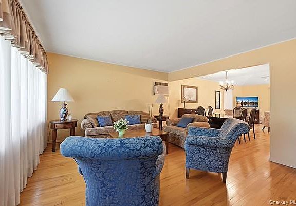3rd image of 152 Nassau Drive