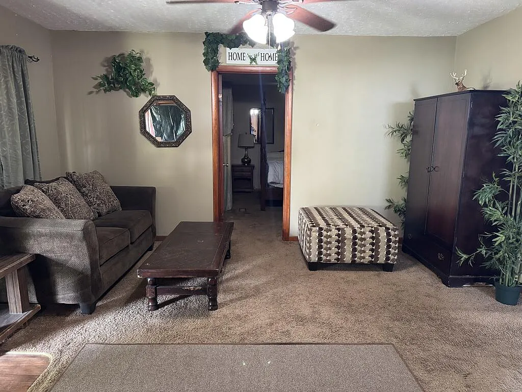 3 bed, 1.0 bath, 1144 sqft, $1,200 — Photo 3