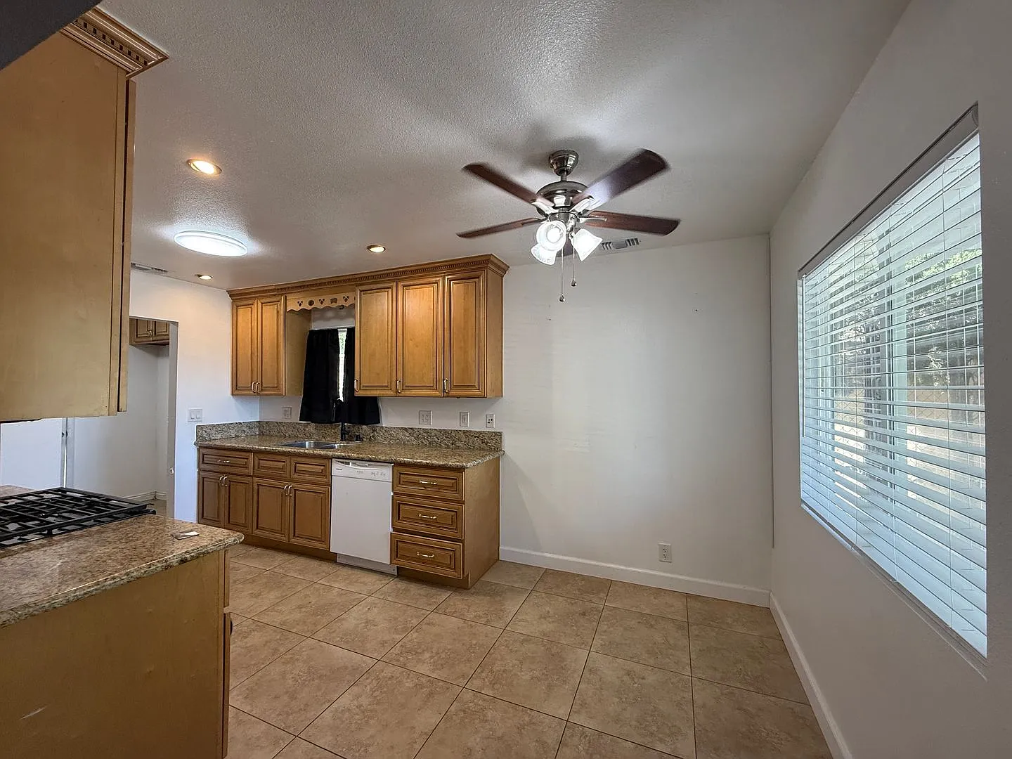 Palmdale 3 Bedroom -Available Now! — Photo 4
