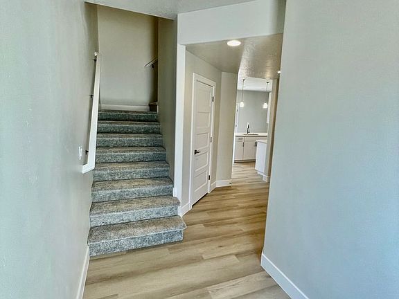 4th image of 632 E Elmbrook Dr