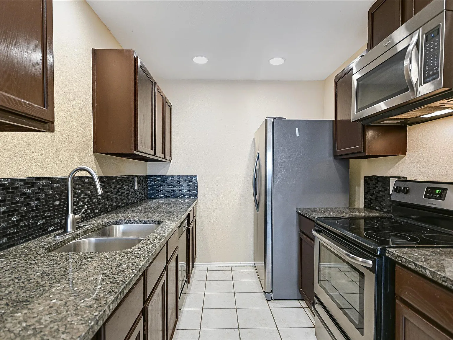 3 bed, 2.0 bath, 2100 sqft, $1,850 — Photo 3