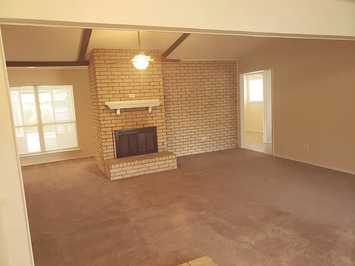 3 bed, 2.0 bath, 1894 sqft, $2,095 — Photo 3