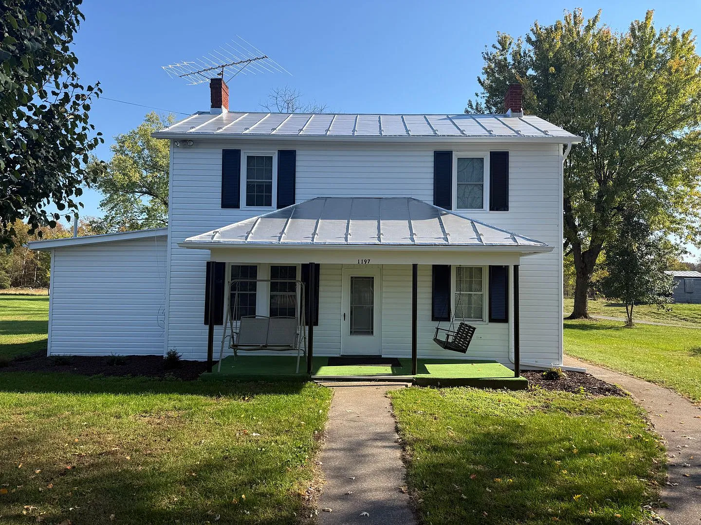 Country Charmer in Clover Hill in Dayton Spacious 2-Bedroom Home with Beautiful Views! — Photo 1