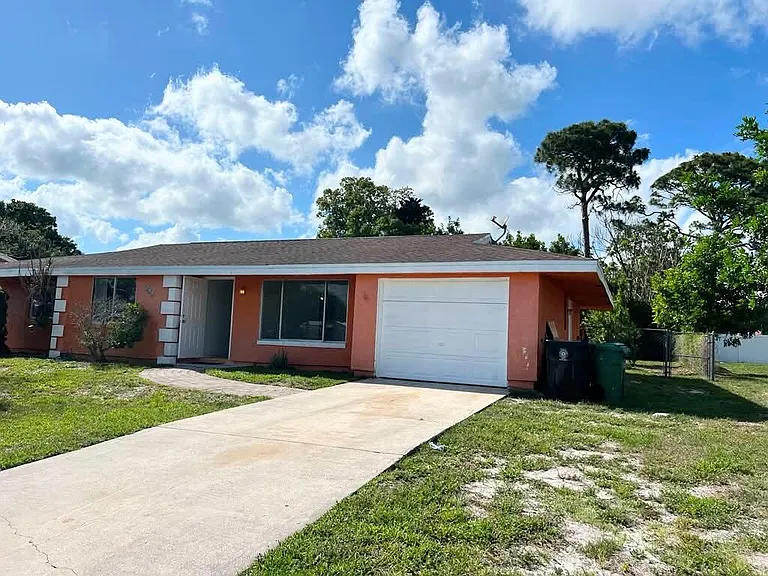 311 SW Homeland Rd — Photo 2
