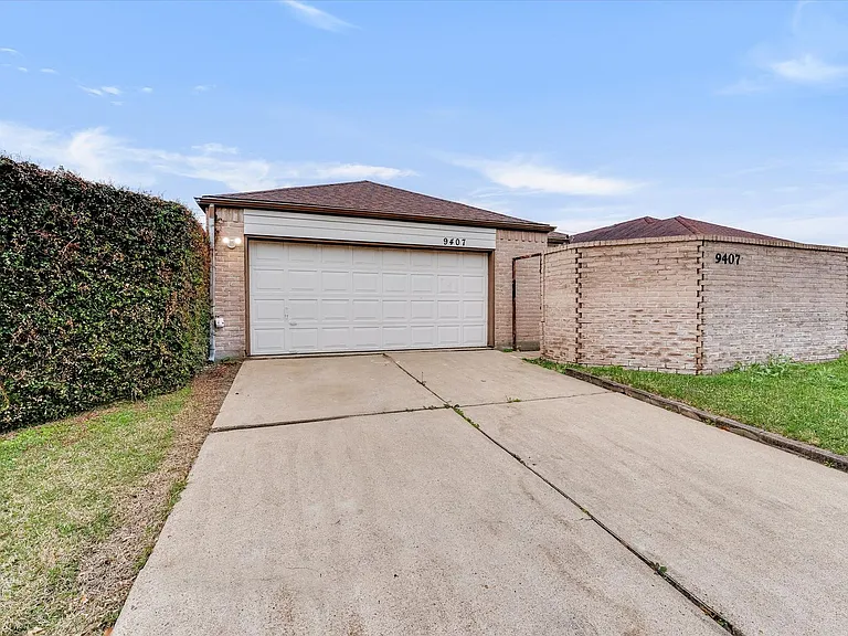9407 Stockwell Dr — Photo 1