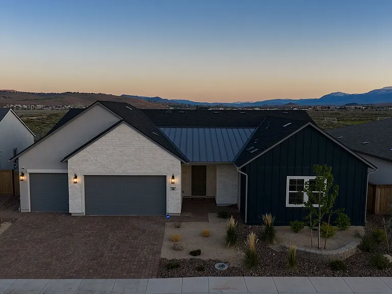 1561 Evangeline Dr — Photo 2
