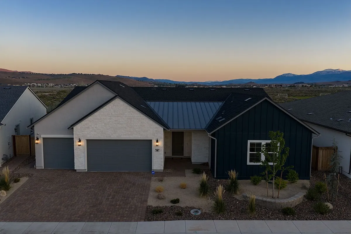Building Photo - 1561 Evangeline Dr