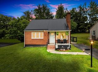 1202 Newbern Rd NE, Pulaski, VA 24301