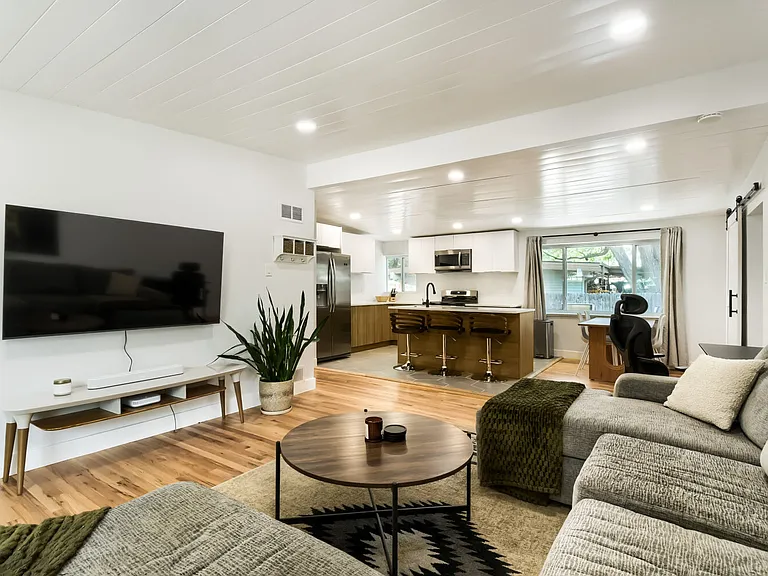 8620 Alta Vista Dr — Photo 2