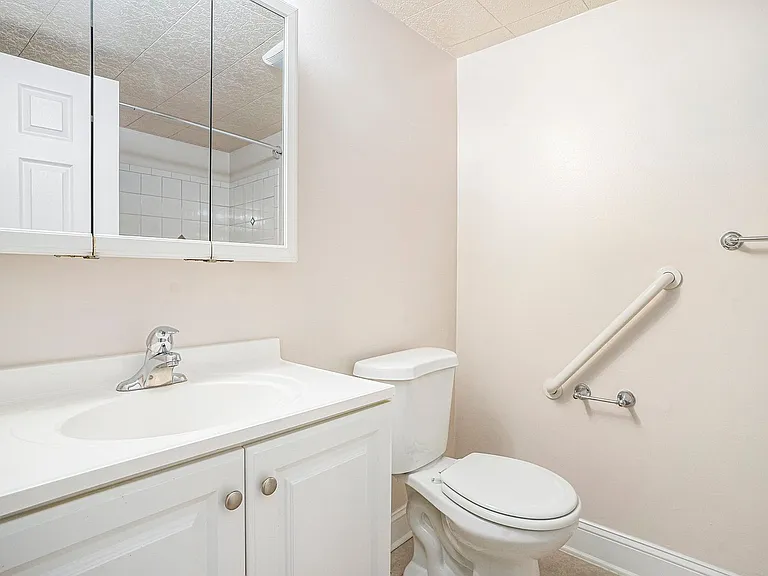 Maple Court Apartments — Photo 16