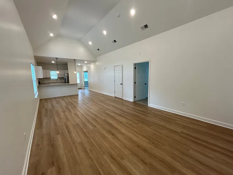 329 W King St — Photo 3