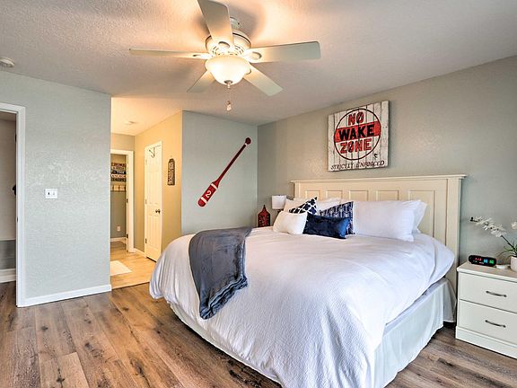 Very, very comfortable King bed