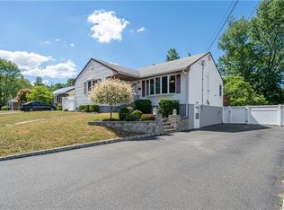 32 Barnes Dr, Garnerville, NY 10923