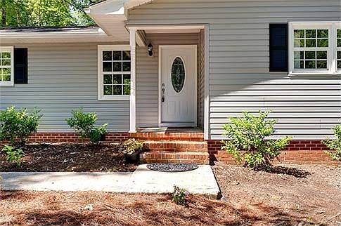 3rd image of 310 Pinonwood Dr
