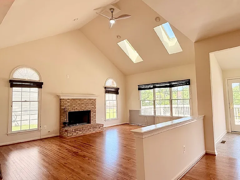 43520 Lucketts Bridge Cir — Photo 5