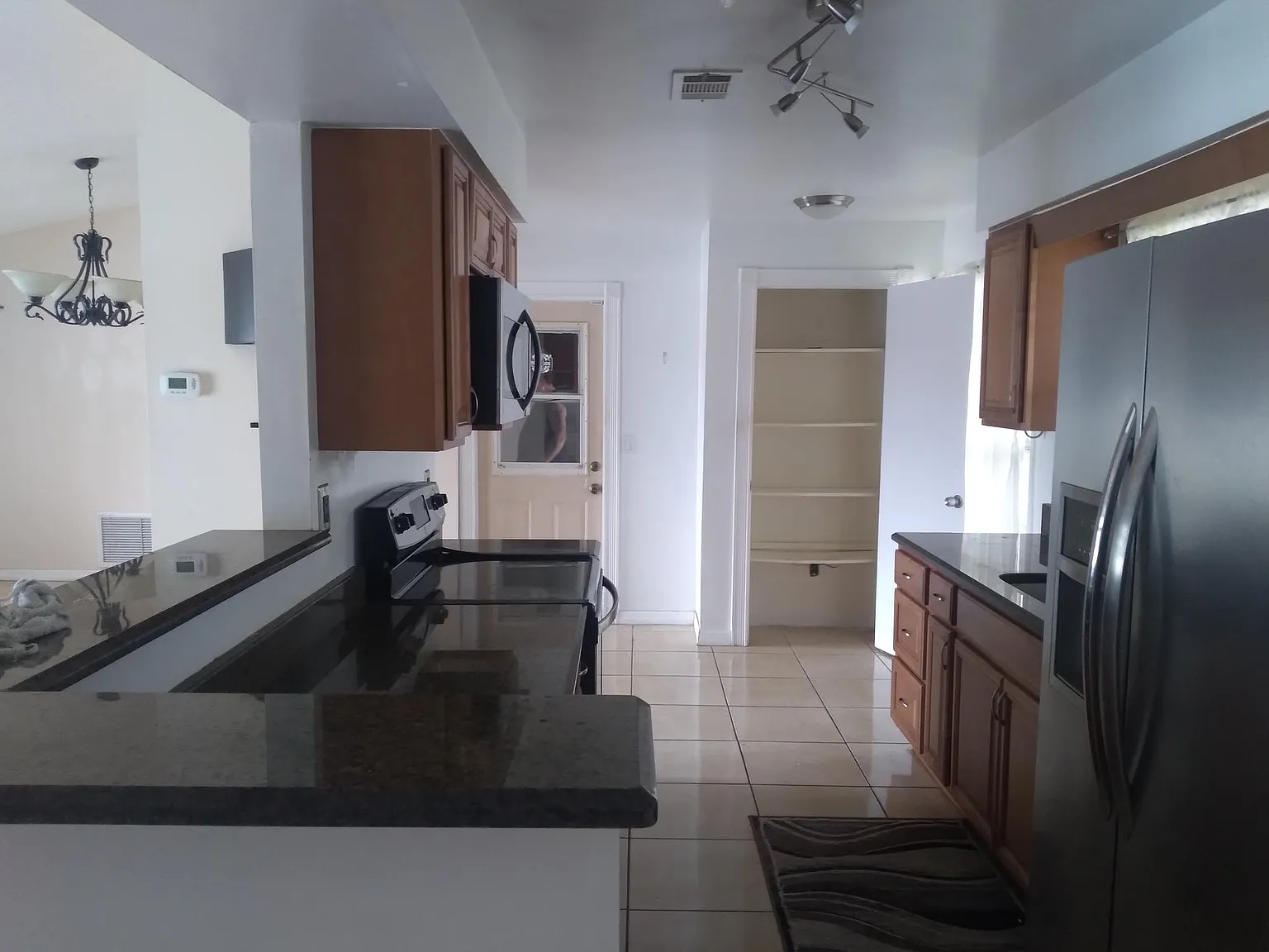 3 bed, 1388 sqft, $2,250 — Photo 2